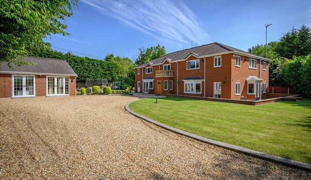 Stratford 4 BR Family Mansion with Pool, Gym & BBQ