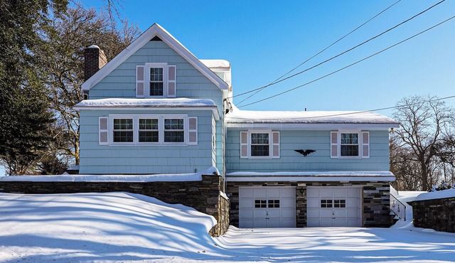 Stratford Family Home Near Forest & Historic Sites