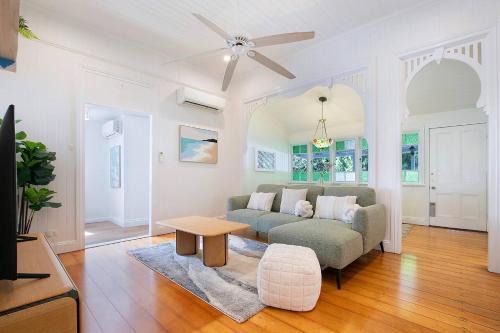 Strathendrick - Timeless Queenslander Haven near CBD