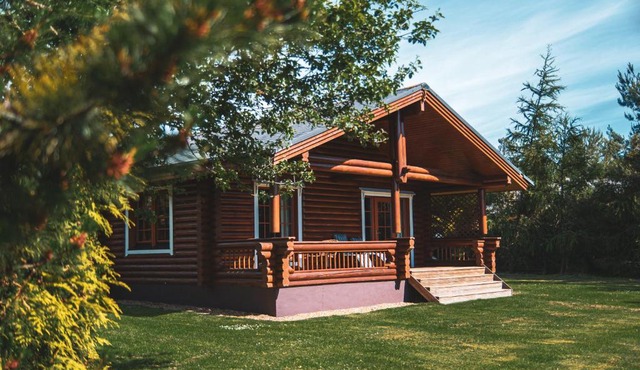 Strathisla - Luxury Two Bedroom Log Cabin with Private Hot Tub & Sauna
