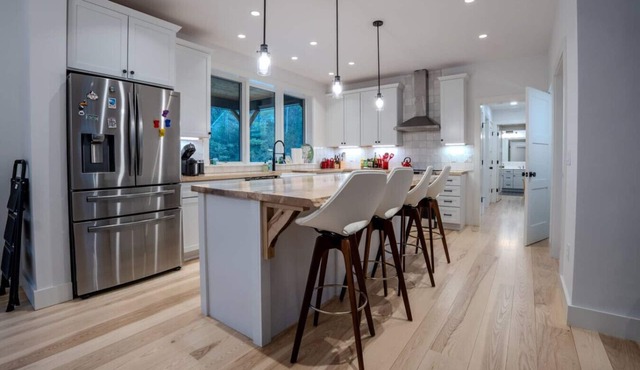 Stratton; 4 min. Luxury, Hot Tub, Shuttle, King Beds, EV Charger, Dog friendly!