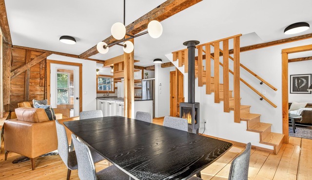 Stratton VIP Parking Pass - Hot Tub - 10 Min to Stratton - 4BR Schoolhouse