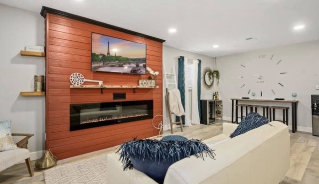 Strawberry 3BD 1BA Suite W/Fireplace & W/D close to local hospitals and downtown