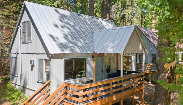 Strawberry Cabin w/River View 10 min to Pinecrest