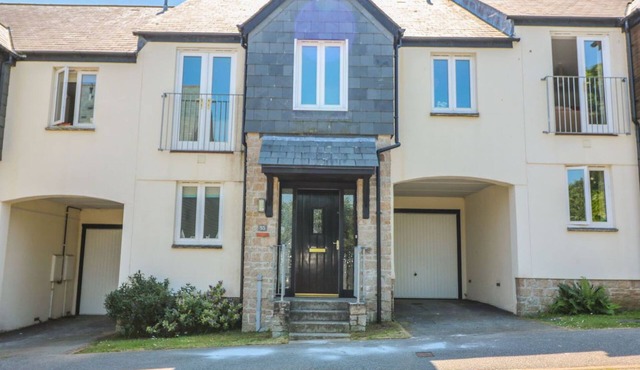 STRAWBERRY COTTAGE, family friendly, with hot tub in Penryn