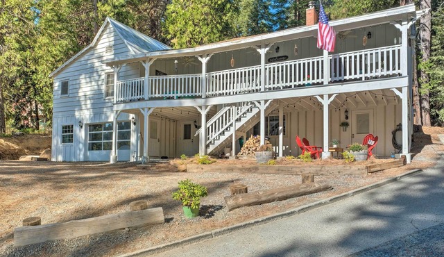 ‘Strawberry Hill Cabin' 5 Mi to Skiing and Lake