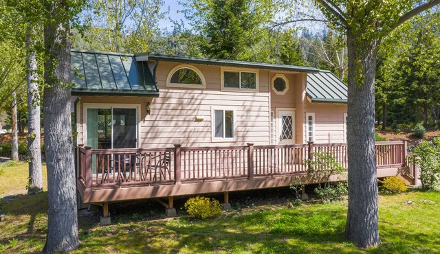 Strawhouse Resorts on the Beautiful Trinity River