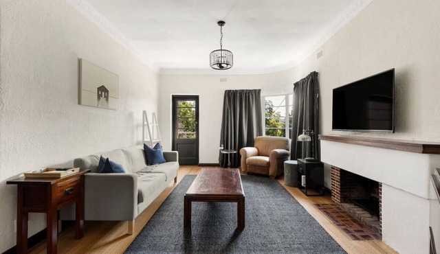 Streamline Moderne apartment w/dedicated parking