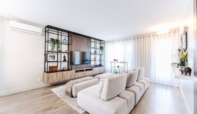 Streamlined apartment with 2 free parking spaces.