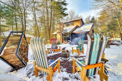 Streamside Cabin in Lake Naomi Fire Pit & Stream