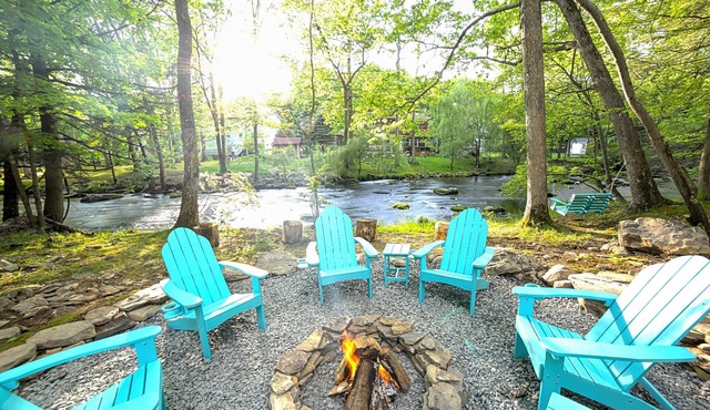Streamside Family Lodge w/fireplace, game room, sauna, multiple pools & skiing