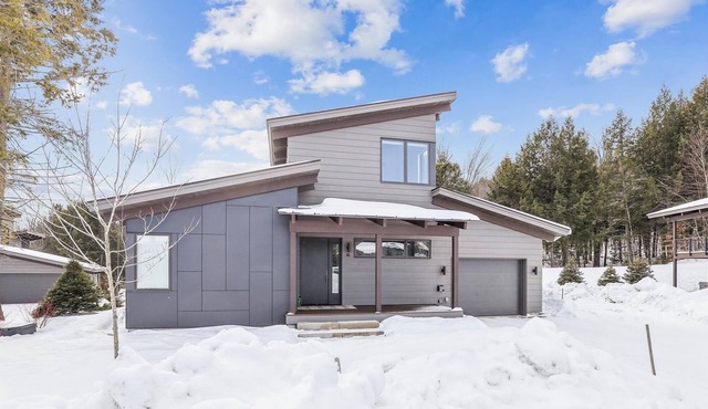 Streamside Lodge: 4 br, fireplace, sauna, game room, summer pool!