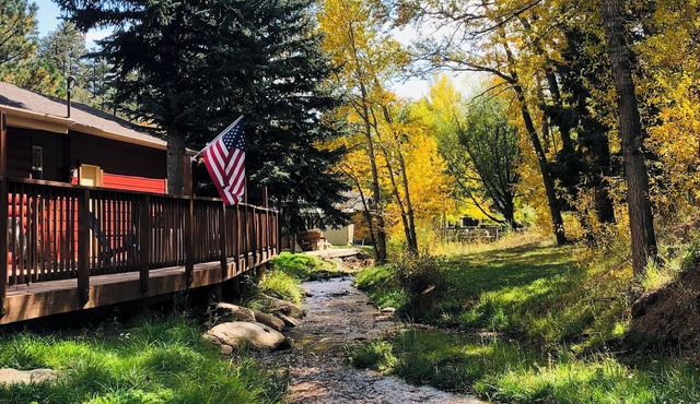 Streamside cabin covered in aspen trees, just minutes to family-fun activities!