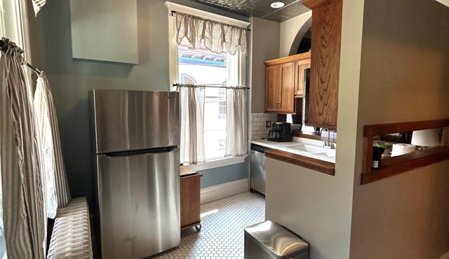 Street Fair is a Charming 3-bedroom apartment in beautiful Bramwell WV