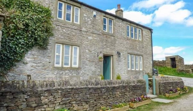 STREET HEAD FARM, pet friendly, luxury holiday cottage in Lothersdale