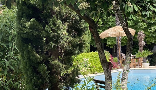 Street house Central air conditioning +pool