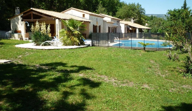 Street level villa in a private wooded estate, peace and quiet guaranteed