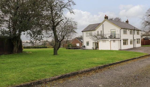 STRELLEY COURT FARM, pet friendly in Ripley, Derbyshire
