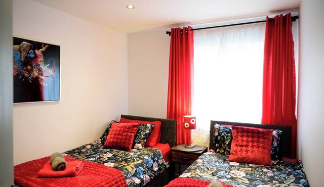 Strelley House 2, off-street parking, Perfect for Family & Contractor friendly