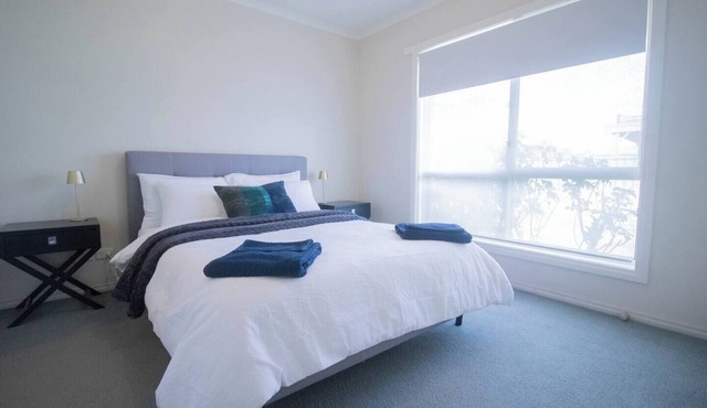 Stress-free stay: secure garage parking on site, fast Wi-Fi and fully equipped kitchen. Walk everywhere: just 2-minutes to cafes, IGA supermarket, chemist and public transport—no car needed! Book to enjoy heritage charm steps from city conv