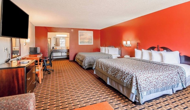 Stress-Free Stay Near Gas Stations – Spacious Room with Parking Included
