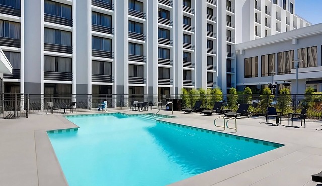 Stress-Free Vacation! Close to Happy Hollow Park and Zoo! Onsite Pool!