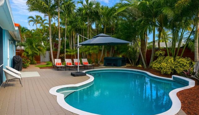 Stress Less Here! Peaceful Pool w/Hot Tub~Clean & Comfy~Walk to Wilton Dr.~Near Downtown & Beach!