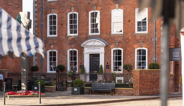 STRETTON HILLS PEAKS - THE GEORGIAN HOUSE, romantic in Ludlow