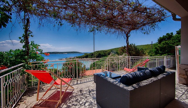 Striking and unique sea-view, romantic holidays in untouched nature family,