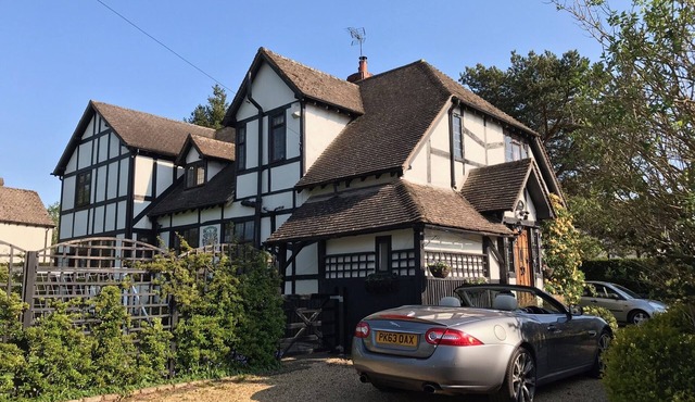 Striking home IN Stratford-on-Avon, a stroll to all key attractions.Sleeps 14-15