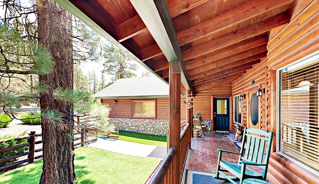 Striking Home w/ Huge Kitchen, Fireplaces, Hot Tub & Outdoor Fire Pit