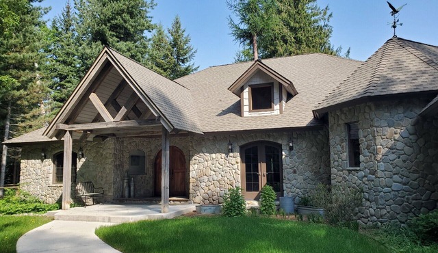 Striking LAKEFRONT home w/hot tub, dock, highspeed WIFI & week/month discounts