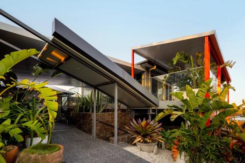 Striking Luxury Home with Garden & BBQ