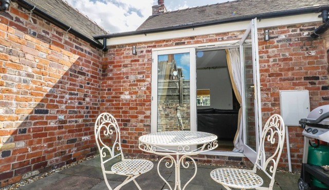 STRINE VIEW COTTAGE, pet friendly, with open fire in Crudgington