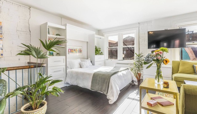 Strip District Studio-Free Parking-Natural Light