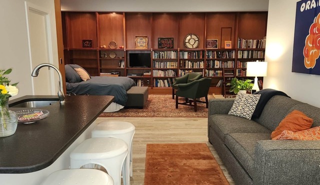 Stroll 2 blocks to town! Quiet, private, sparkling & spacious studio & parking