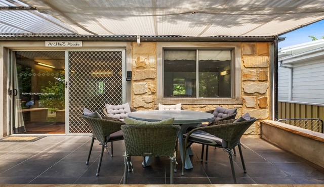 Stroll to beach, restaurant, pet friendly