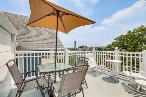Stroll to Ocean Grove Boardwalk and Beach Sleek Apt