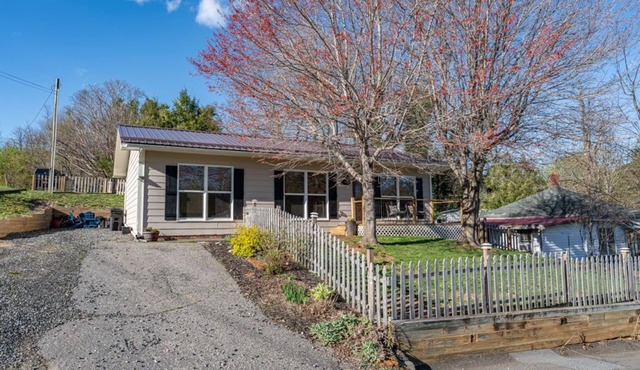 Stroll to Park, Shops, Restaurants in Downtown WJ!