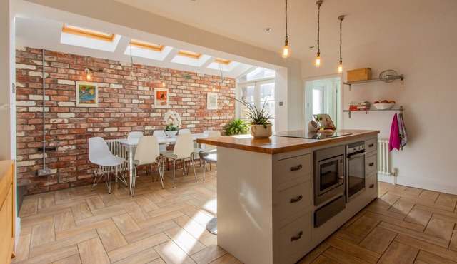 Stroll To The City Centre In From Chic Refurbished Townhouse