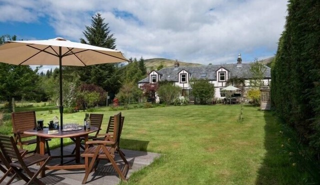 STRONE HOUSE, pet friendly, with hot tub in Helensburgh
