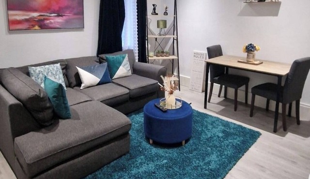 Strood Home-Sleeps 6-Great for Groups & Families