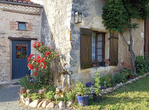 Studio cosy en pleine nature dans maison en pierre avec piscine et wifi
