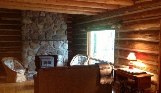 Stuart Log Cottage 3 Season Rental - Eganville