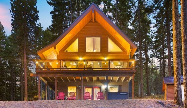 Stuart View Lodge · Amazing Mt Views | Fire Pit | Relaxing Hot Tub | Foosball |