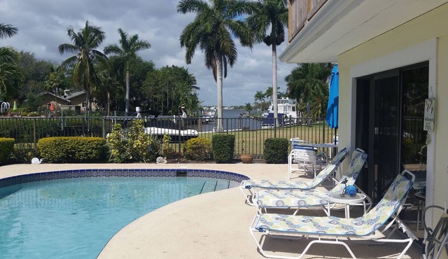 Stuart Waterfront Tropical Paradise heated pool. Close to beaches and downtown.