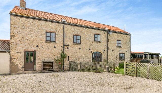 STUBBS GRANGE BARN, family friendly in Askern, Yorkshire
