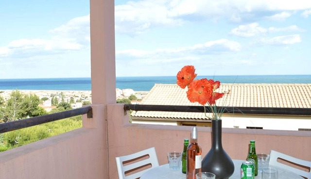 Studio Cabin with Pool, 4 Sleeps, Near Beach and Shops