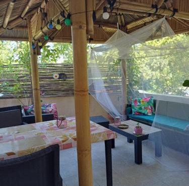 Studette climatisée, Terrasse 18m2, Grande Piscine et Grand Parking