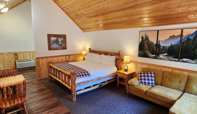 Studio 1 King Bed, Full Bath, Full Kitchen 10 Minutes from West Glacier Park!